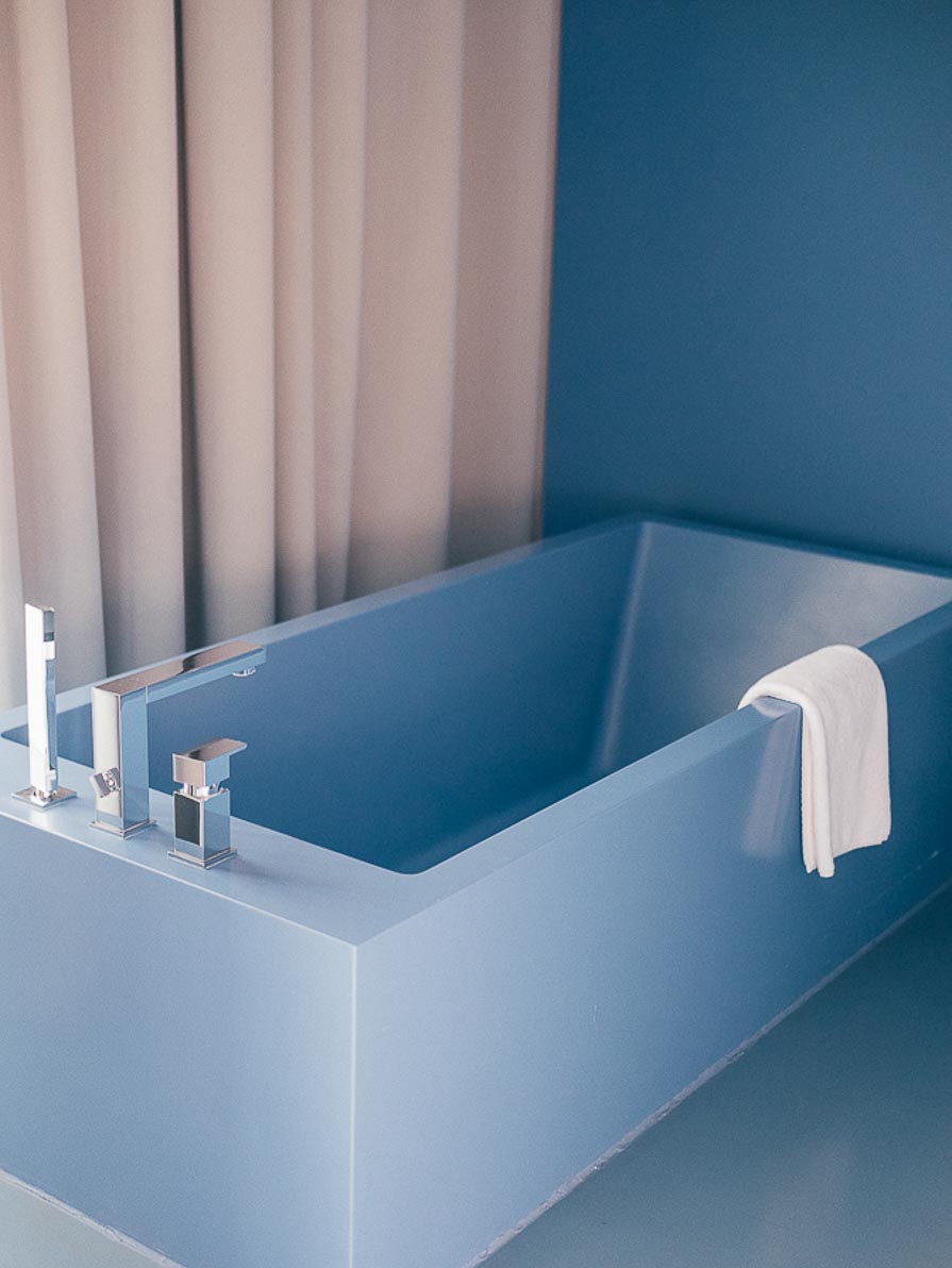 Blue bathtub in Oitavos Hotel Portugal