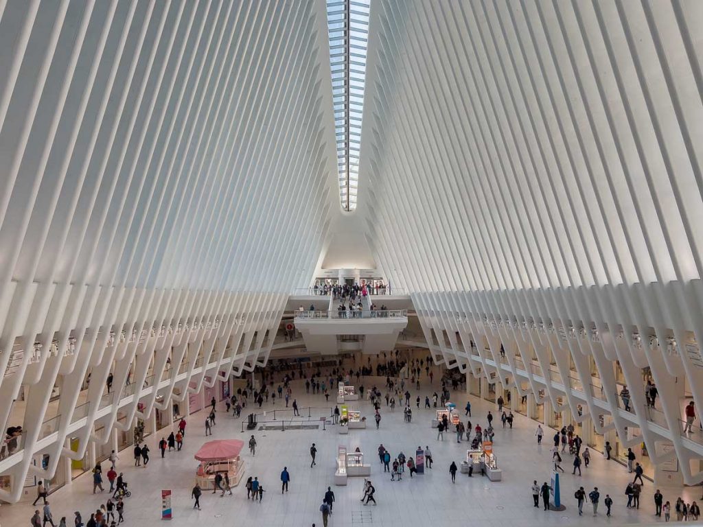 the inside of the oculus shopping mall in new york city