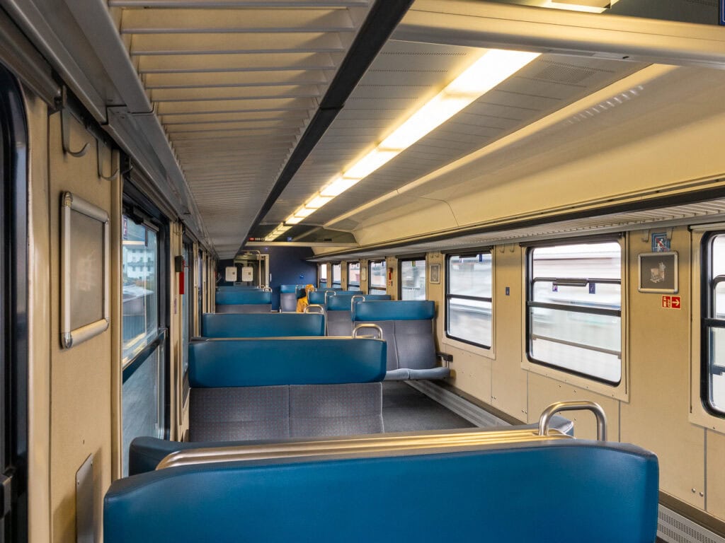 The empty photo coach carriage on the Gotthard Panorama Express with openable windows for reflection-free photos